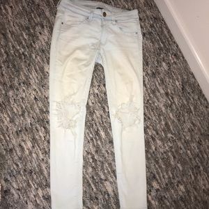 American Eagle • light wash jeans